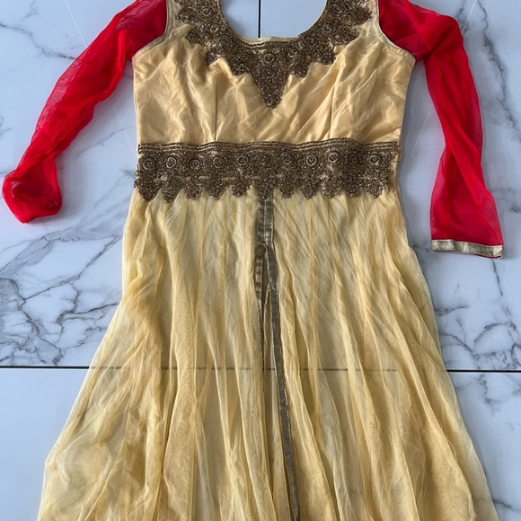 Red and gold Indian Pakistani Punjabi Lehenga - Picture 4 of 6